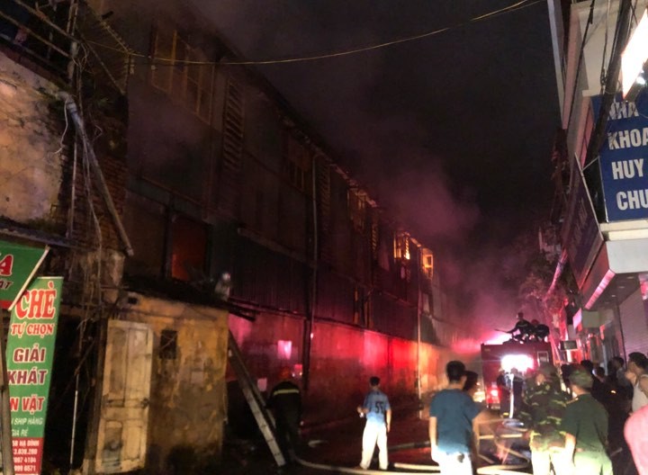 Toàn cảnh hiện trường vụ cháy tại Công ty bóng đèn phích nước Rạng Đông ảnh 2