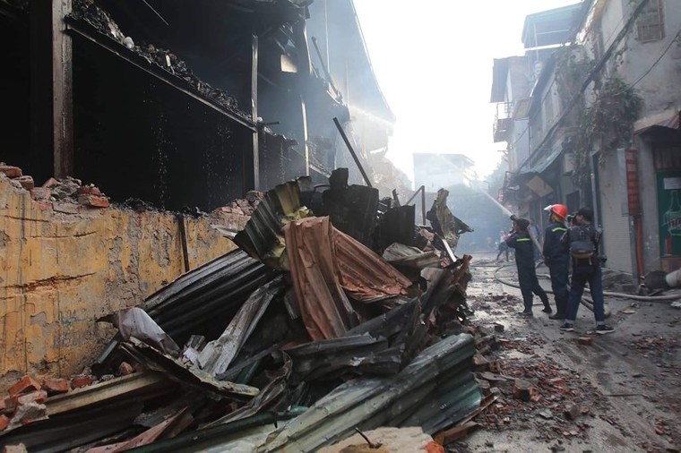 Hình ảnh mới nhất vụ cháy Nhà máy bóng đèn, phích nước Rạng Đông ảnh 2