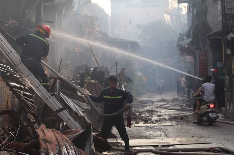 Hình ảnh mới nhất vụ cháy Nhà máy bóng đèn, phích nước Rạng Đông ảnh 3