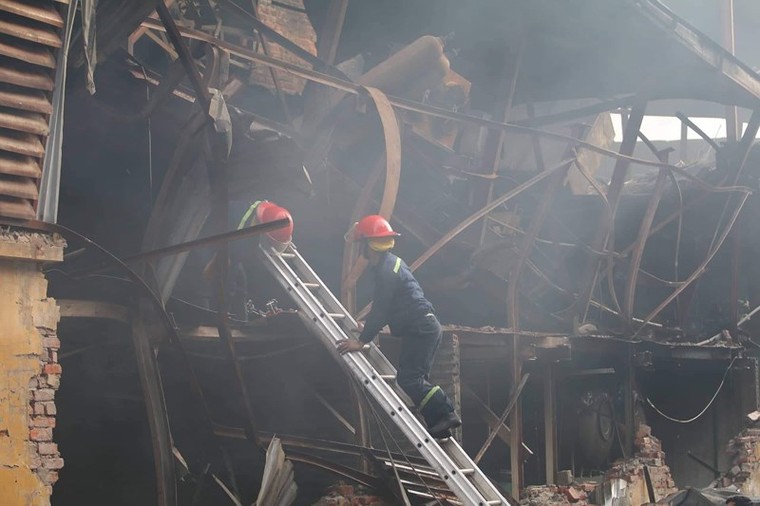 Hình ảnh mới nhất vụ cháy Nhà máy bóng đèn, phích nước Rạng Đông ảnh 5