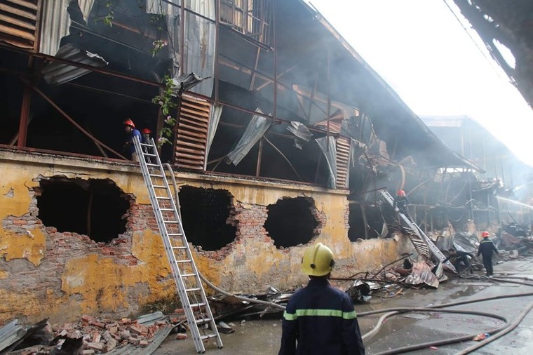 Hình ảnh mới nhất vụ cháy Nhà máy bóng đèn, phích nước Rạng Đông ảnh 6