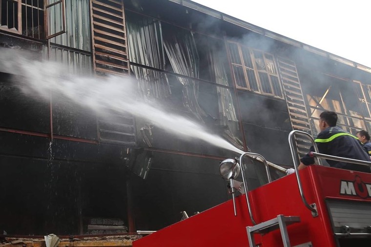 Hình ảnh mới nhất vụ cháy Nhà máy bóng đèn, phích nước Rạng Đông ảnh 10