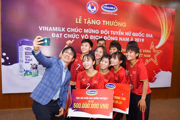 Vinamilk trao thưởng chúc mừng đội tuyển bóng đá nữ quốc gia vô địch Đông Nam Á 2019 ảnh 4