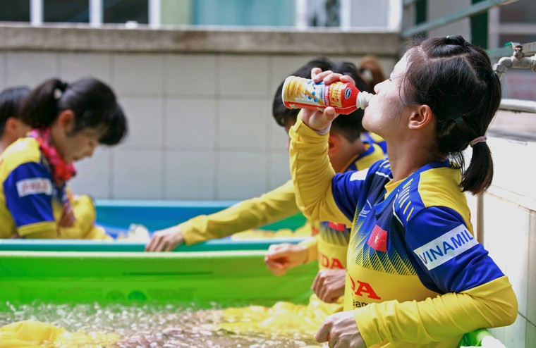 Vinamilk trao thưởng chúc mừng đội tuyển bóng đá nữ quốc gia vô địch Đông Nam Á 2019 ảnh 6
