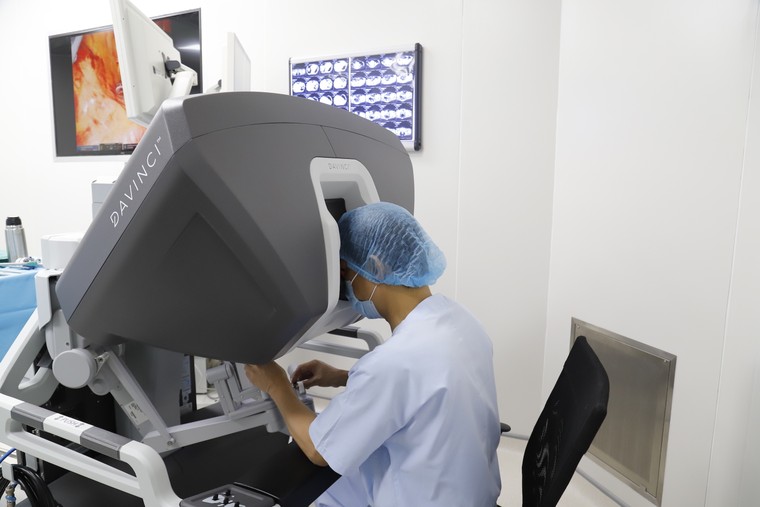 Bệnh viện đầu tiên tại Việt Nam phẫu thuật nội soi ung thư bằng hệ thống robot hiện đại nhất thế giới ảnh 2