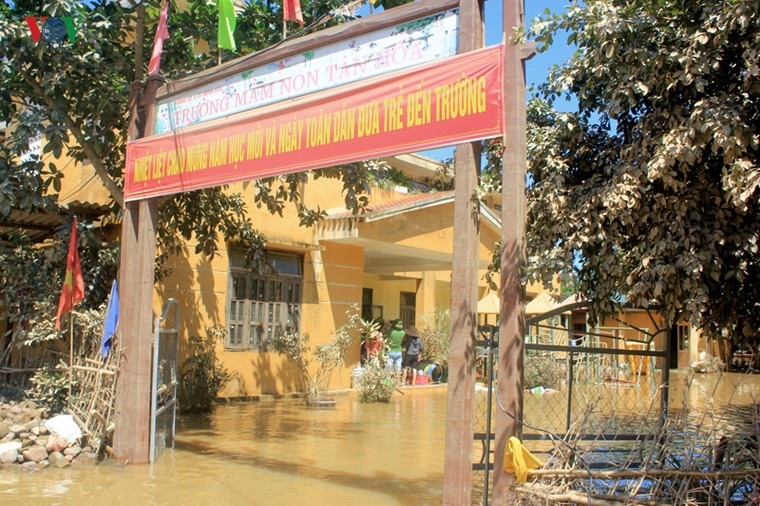 Những cô giáo tạm gác việc nhà, dọn bùn đất ở vùng rốn lũ Tân Hoá ảnh 2