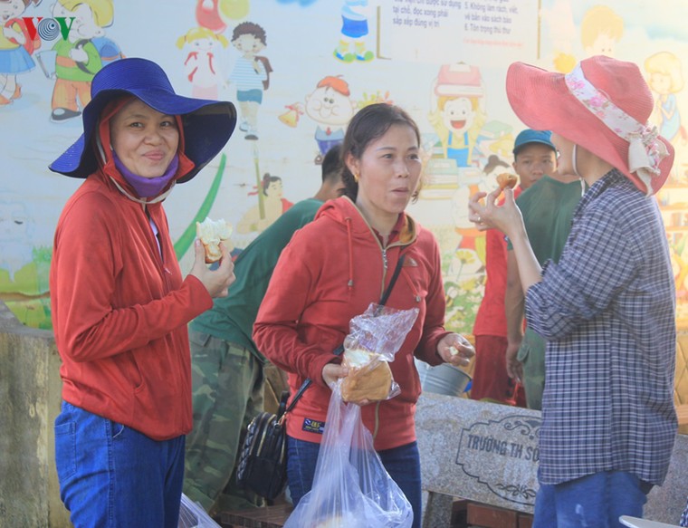 Những cô giáo tạm gác việc nhà, dọn bùn đất ở vùng rốn lũ Tân Hoá ảnh 1