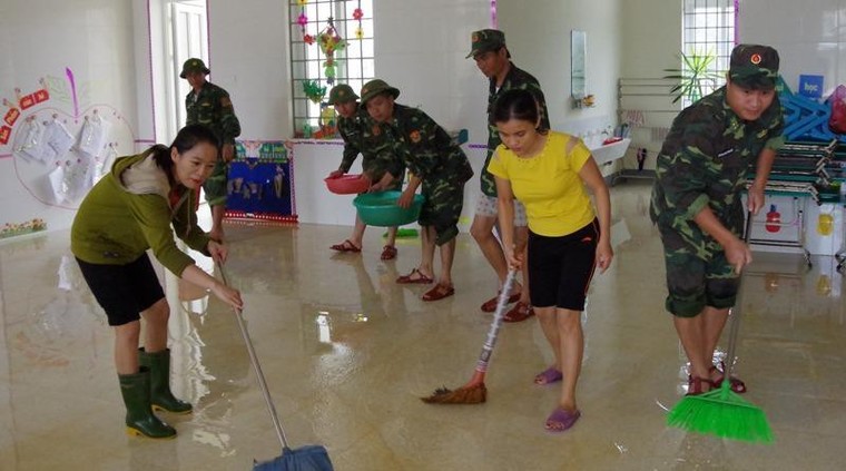 Ông Trần Quốc Vượng thăm động viên người dân vùng lũ lụt ảnh 1