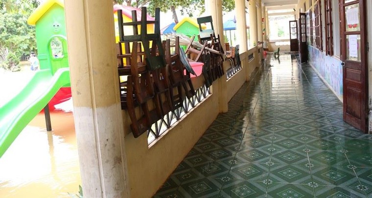 Ông Trần Quốc Vượng thăm động viên người dân vùng lũ lụt ảnh 2