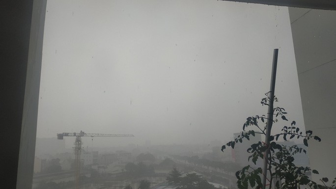 Bất ngờ về thủ phạm bầu trời TP HCM màu trắng đục ảnh 1