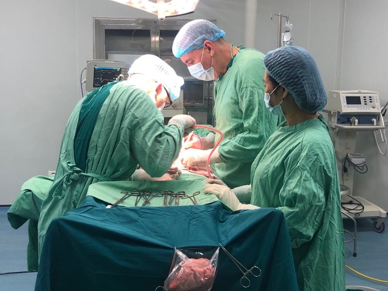 Bệnh viện công đầu tiên thuê chuyên gia nước ngoài làm việc lâu dài ảnh 1