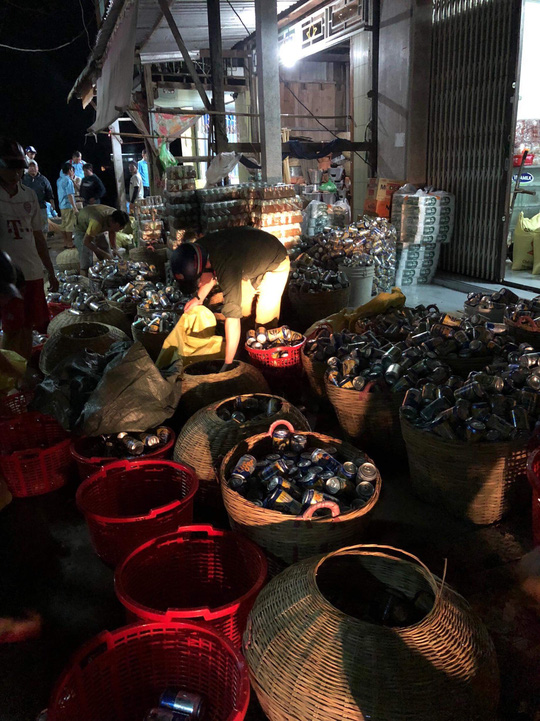 Không “hôi của”, 30 người dân lao mình xuống sông cứu hàng hóa trên tàu đang chìm ảnh 1