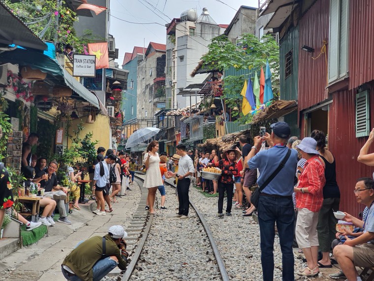 Hà Nội thiếu gì điểm thú vị mà phải tiếc cà phê đường tàu! ảnh 1