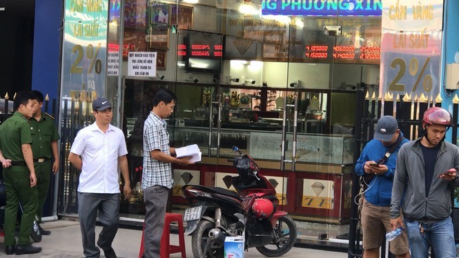 Hai tên cướp bịt mặt nổ súng cướp tiệm vàng ở TPHCM ảnh 2