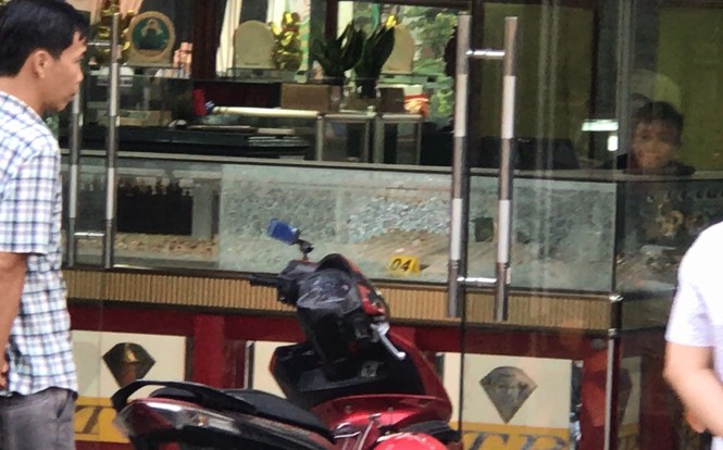 Hai tên cướp bịt mặt nổ súng cướp tiệm vàng ở TPHCM ảnh 1