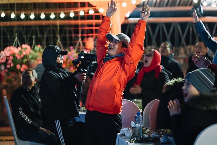 Lạc giọng vì cổ vũ bóng đá ở nơi đặc biệt nhất Việt Nam ảnh 2