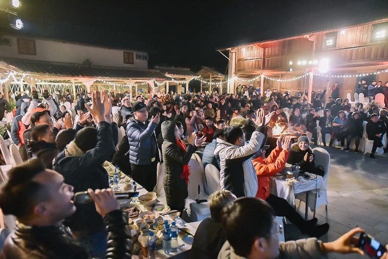 Lạc giọng vì cổ vũ bóng đá ở nơi đặc biệt nhất Việt Nam ảnh 5