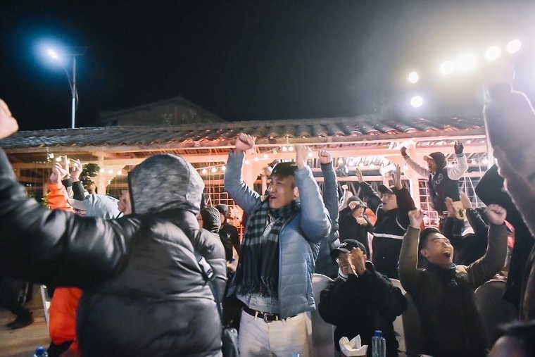 Lạc giọng vì cổ vũ bóng đá ở nơi đặc biệt nhất Việt Nam ảnh 6