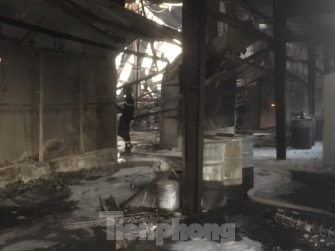 Cháy lớn ở công ty gỗ rộng 2.000m2 tại Bình Dương ảnh 3