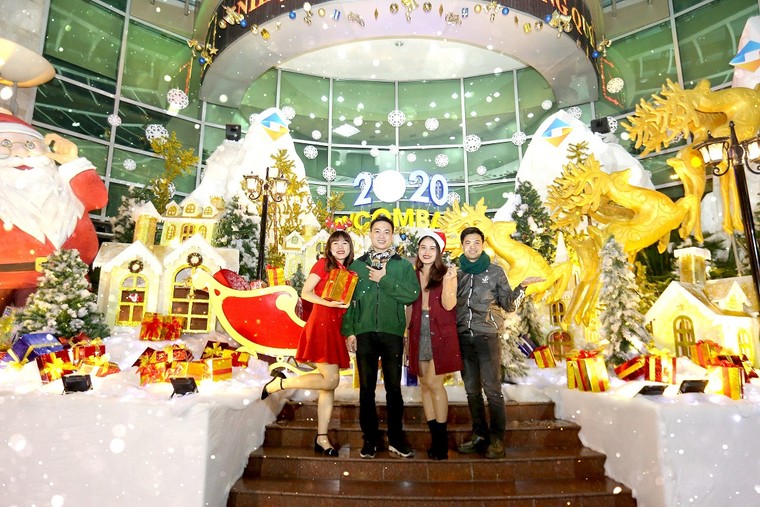 Rộn ràng đón Giáng sinh châu Âu giữa trung tâm Hà Nội ảnh 1