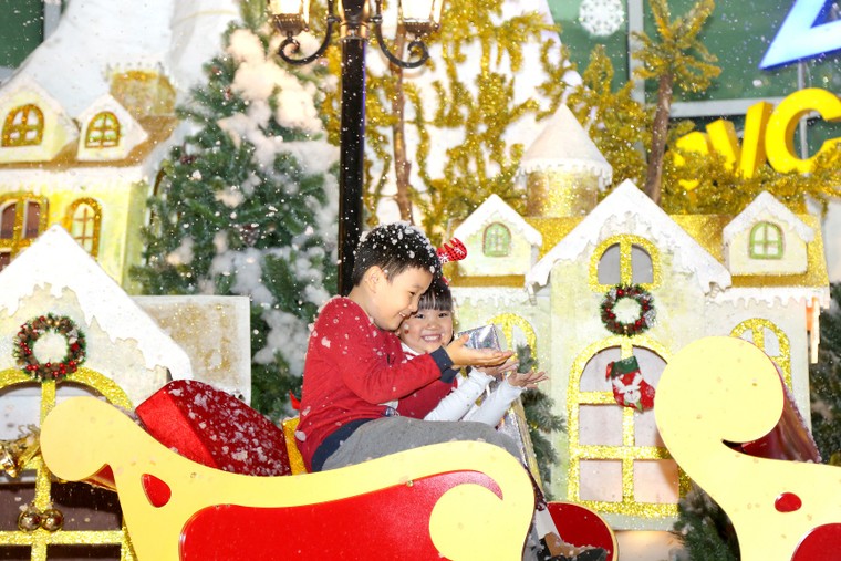 Rộn ràng đón Giáng sinh châu Âu giữa trung tâm Hà Nội ảnh 4