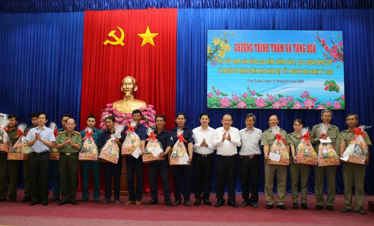 Phó Thủ tướng Thường trực tặng quà người có công, đồng bào Chăm ảnh 1