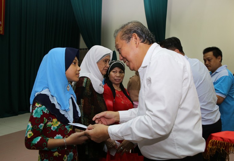 Phó Thủ tướng Thường trực tặng quà người có công, đồng bào Chăm ảnh 2