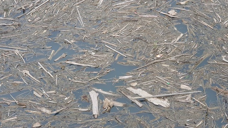 Kinh hoàng bãi rác khổng lồ trên mặt hồ thủy điện lớn nhất Bắc Trung bộ ảnh 1