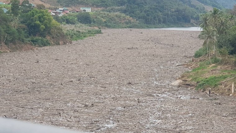 Kinh hoàng bãi rác khổng lồ trên mặt hồ thủy điện lớn nhất Bắc Trung bộ ảnh 2