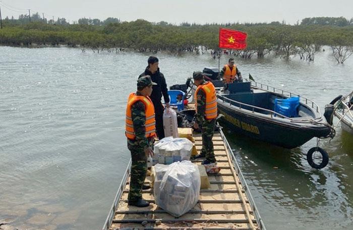 Biên phòng Quảng Ninh bắt giữ người đàn ông xuất lậu gần 9.000 khẩu trang y tế ảnh 1
