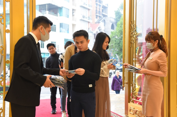 Mua vàng - tặng khẩu trang Nhật Bản 3D cao cấp tại DOJI Tower ảnh 2