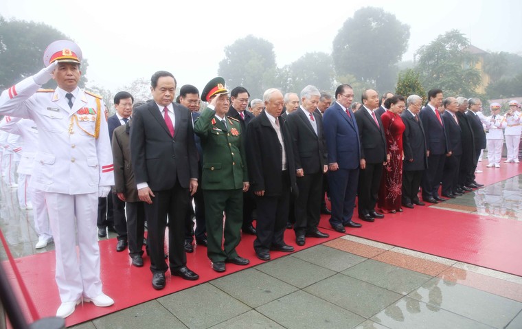 Lãnh đạo Đảng, Nhà nước vào Lăng viếng Chủ tịch Hồ Chí Minh ảnh 1