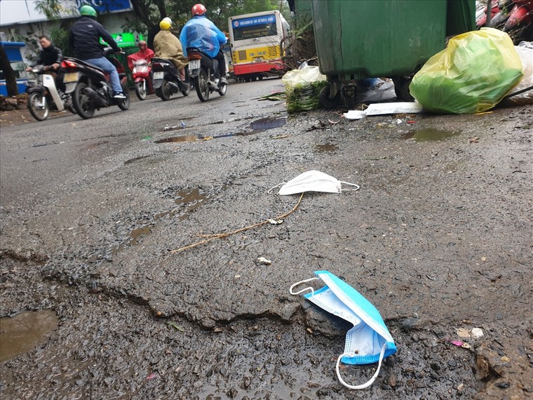Khẩu trang y tế đã sử dụng vứt bừa bãi ra đường là nguồn phát tán virus ảnh 1