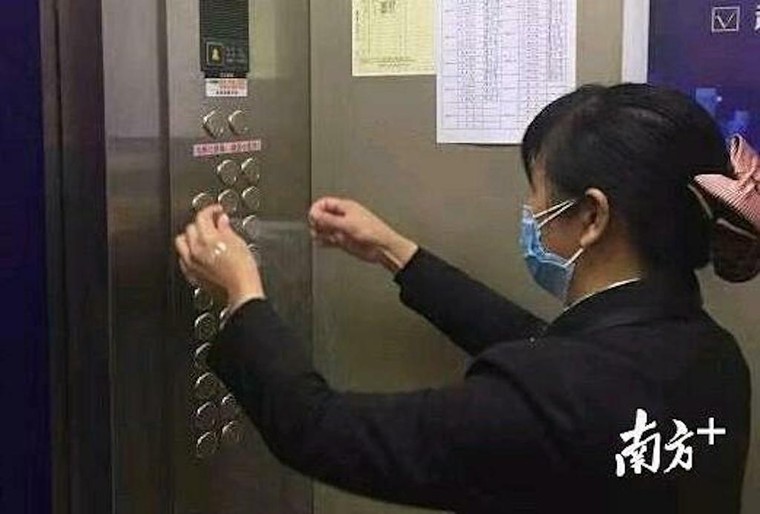 Những cách bấm thang máy mùa dịch Covid-19 ảnh 5