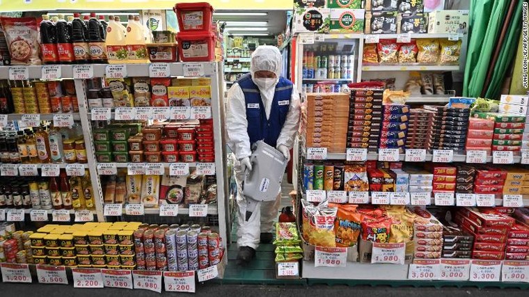 COVID-19 bùng phát suốt 2 tháng, tại sao các thị trường giờ mới bị ảnh hưởng? ảnh 1