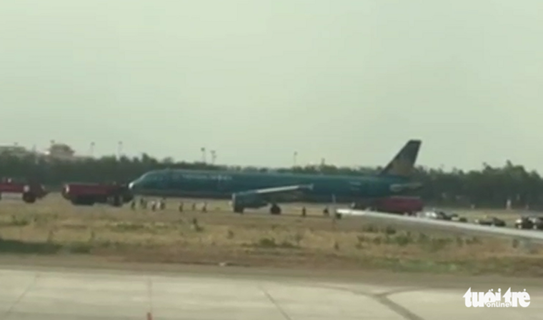 Máy bay hỏng động cơ khi chạy đà, gây cháy cỏ, khói bốc mịt mù ở Tân Sơn Nhất ảnh 1