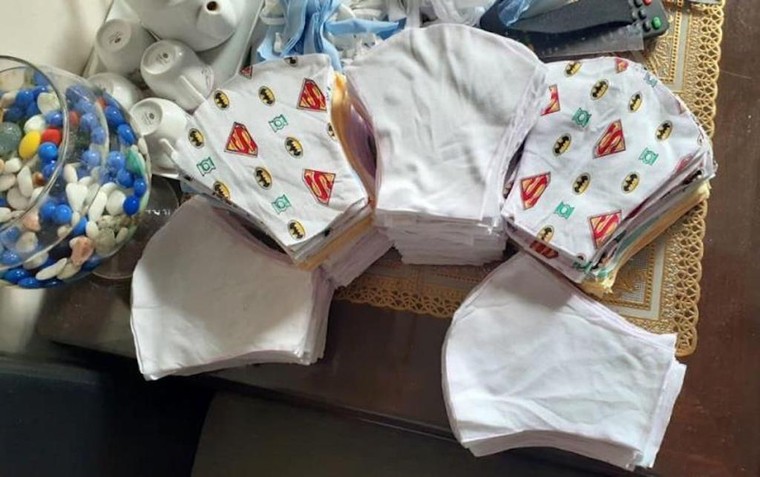 Bà mẹ Việt Nam Anh hùng 95 tuổi may khẩu trang chống dịch Covid-19 ảnh 1