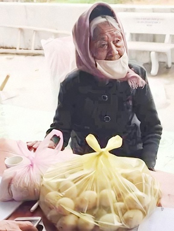 Nhiều hiện vật 'quý như vàng' ủng hộ phòng chống dịch COVID-19 ảnh 3