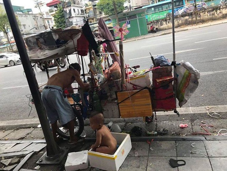 Cháu bé hơn 1 tuổi trần truồng giữa trời nắng được đưa đến TT Bảo trợ xã hội ảnh 1