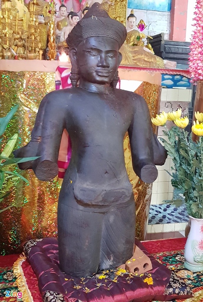 Bức tượng dưới ruộng có thể là vị thần của Phật giáo Nam tông ảnh 1