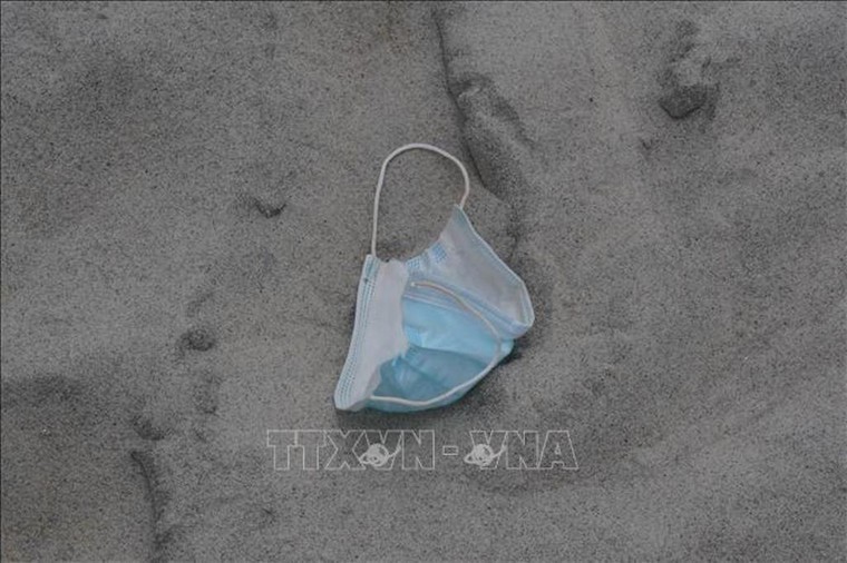 Nguy cơ ô nhiễm biển từ găng tay, khẩu trang sử dụng một lần ảnh 1