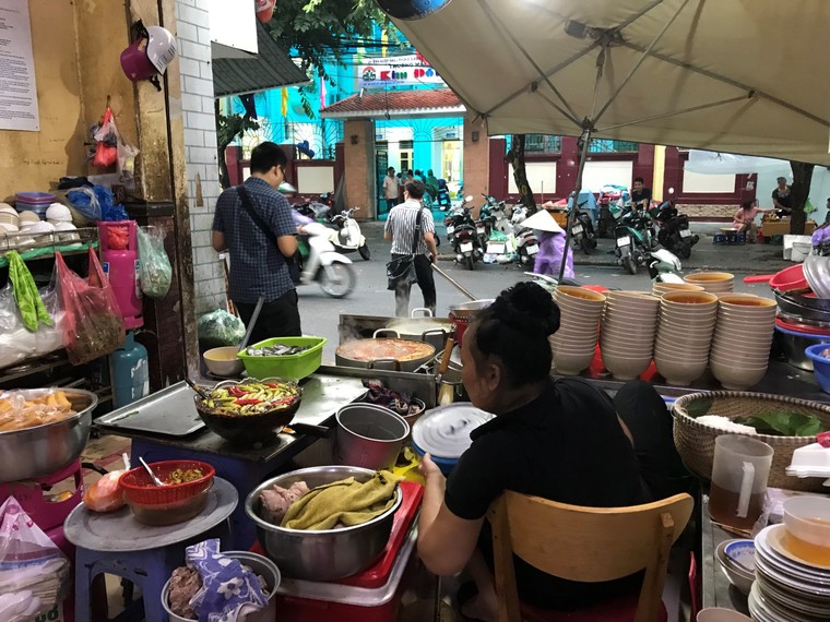 Vắng khách, bà chủ quán bún chửi từng lên CNN bất ngờ... “cai chửi” ảnh 1