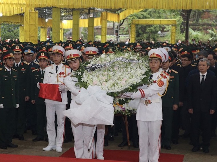 Xúc động lễ viếng 13 liệt sĩ hy sinh khi làm nhiệm vụ tại thuỷ điện Rào Trăng 3 ảnh 2