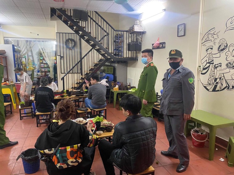 Công an phường Trung Liệt quyết liệt trong công tác tuyên truyền, phòng chống dịch COVID-19 ảnh 1