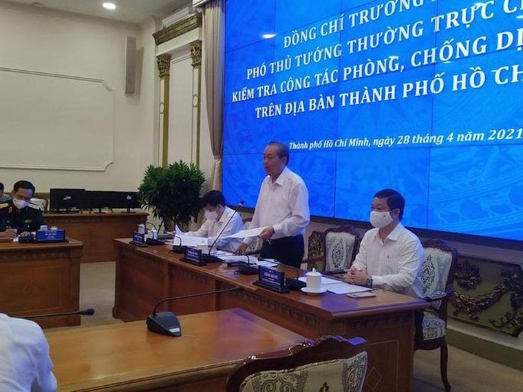 Xét nghiệm khẩn COVID-19 đối với 40 nhân viên y tế tiếp xúc sản phụ nhập cảnh lậu ảnh 1