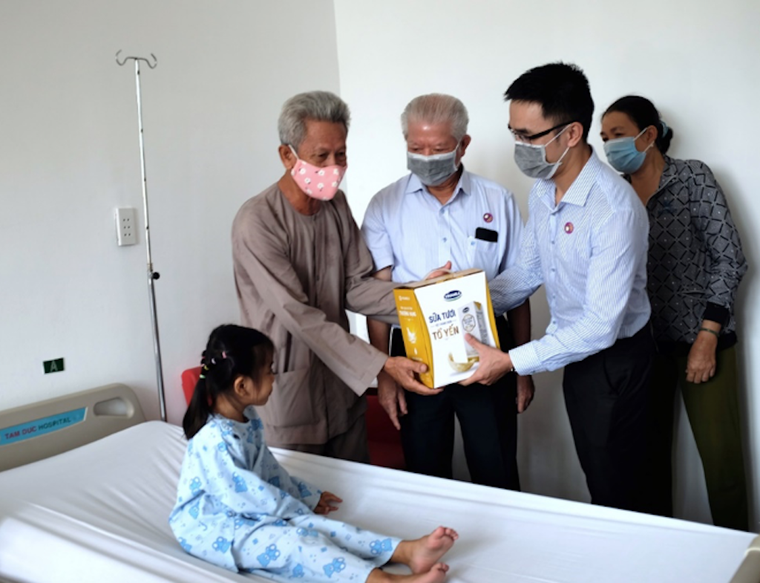 Hơn 1.200 bệnh nhân nghèo đã được Vinamilk hỗ trợ phẫu thuật tim và mắt ảnh 1