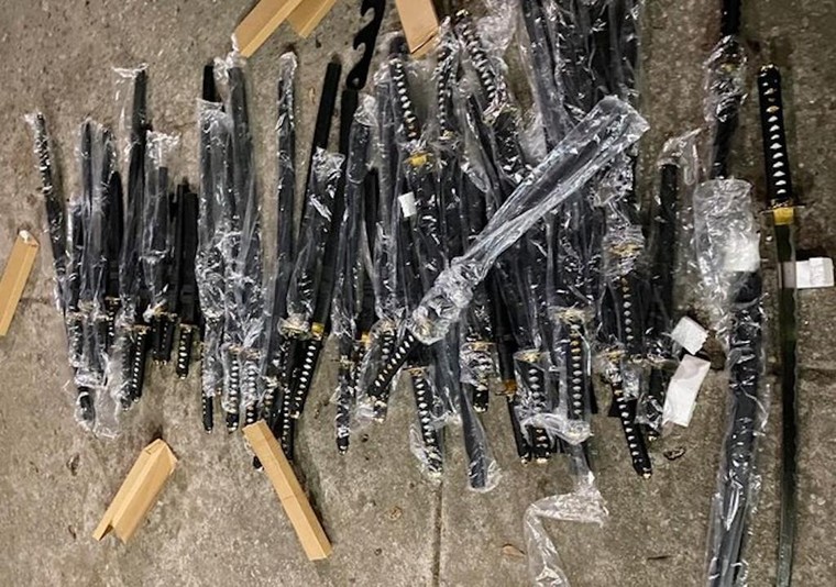 Công an quận Tây Hồ phát hiện xe ô tô chở trên 1 tấn nội tạng lợn bốc mùi và hàng cấm ảnh 3