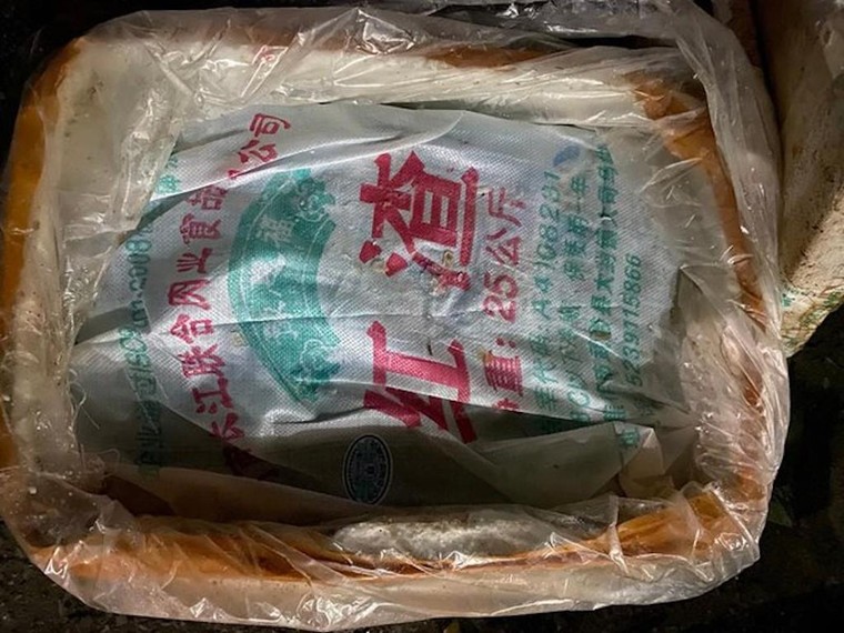 Công an quận Tây Hồ phát hiện xe ô tô chở trên 1 tấn nội tạng lợn bốc mùi và hàng cấm ảnh 1