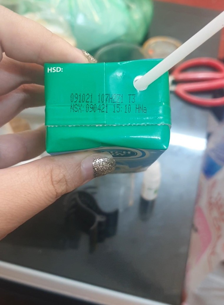 Phát hoảng vì mua phải sữa Dutch Lady vón cục, bốc mùi khó chịu dù vẫn còn hạn sử dụng ảnh 1