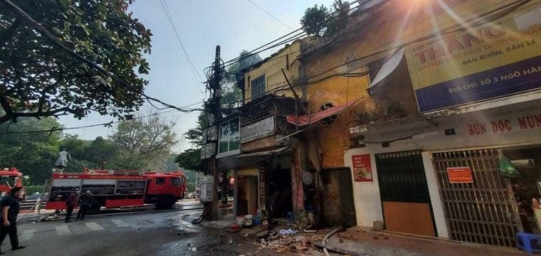 Vụ cháy ở 38 Tôn Đức Thắng: Chính quyền yêu cầu người dân di dời, tự tháo dỡ nơi ở ảnh 2